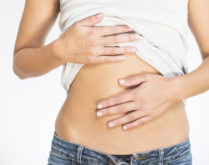 Frau berührt Ihren Bauch